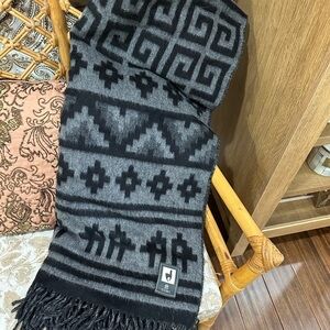 TUMI Royal Alpaca Merino Wool Throw Blanket Peruvian Design